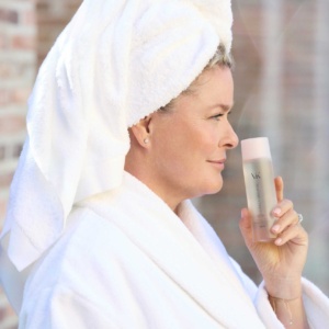 Portrettbilde av Vendela Kirsebom med micellar water