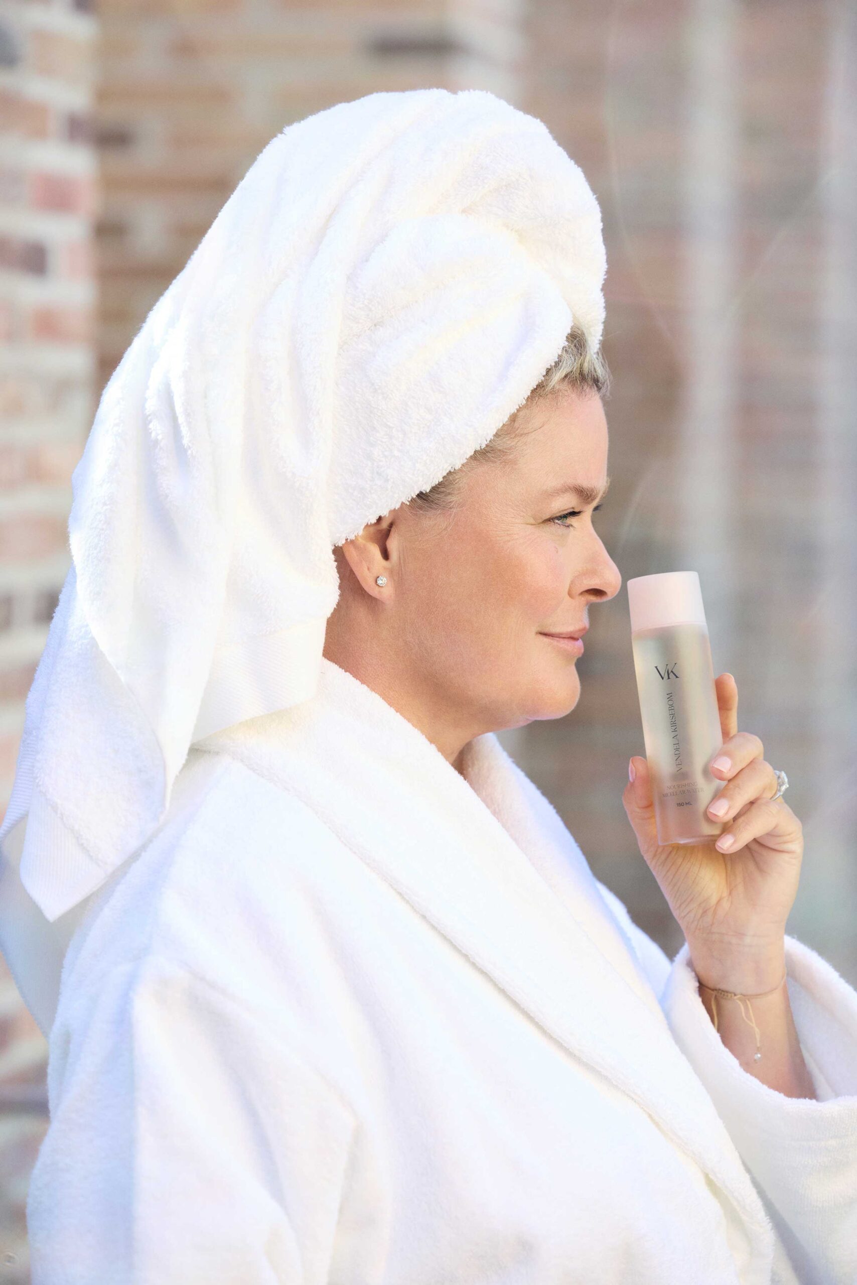 Portrettbilde av Vendela Kirsebom med micellar water