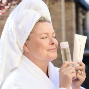 Vendela Kirsebom med hudpleieprodukter