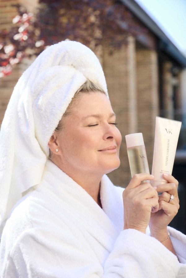 Vendela Kirsebom med hudpleieprodukter