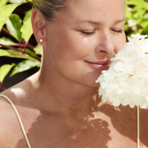 Vendela Kirsebom lukter på en blomst